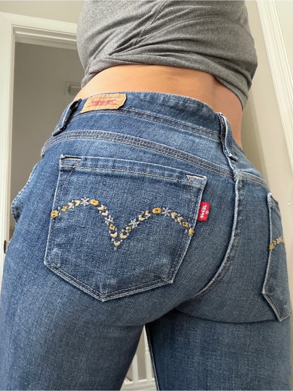 Women’s Levi’s Flare Low Rise Blue Stretch Jeans size 7 Flower Embroidered Boho